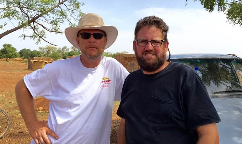 Jeff Riddering (esquerda) ao lado de seu irmão, Mike, que foi morto em ataque em Burkina Faso. (Foto: Arquivo pessoal)