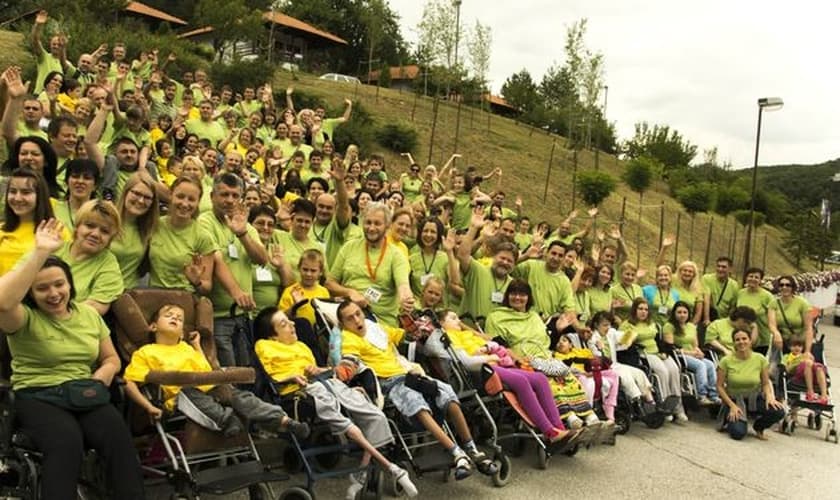 Organização cristã Hanina Nada trabalha com crianças com deficiências e suas famílias. (Foto: Reprodução/Hanina Nada).
