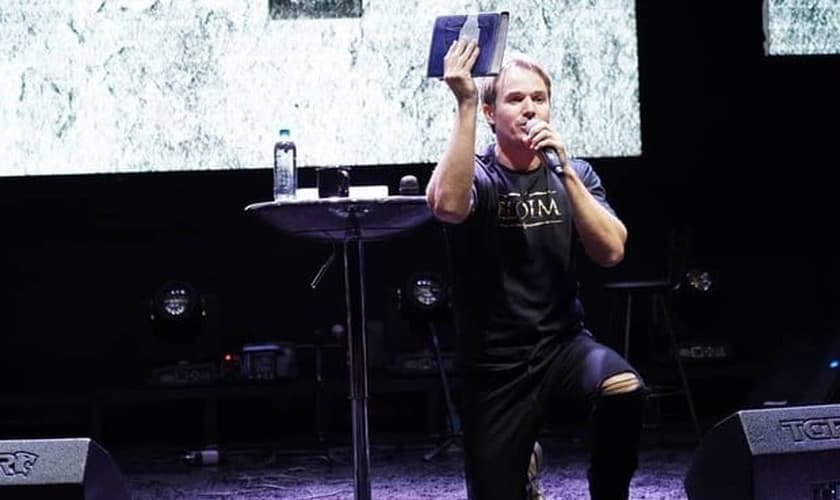 Cantor francês Chris Duran ministrando louvor em igreja. (Foto: Divulgação/Chris Duran)