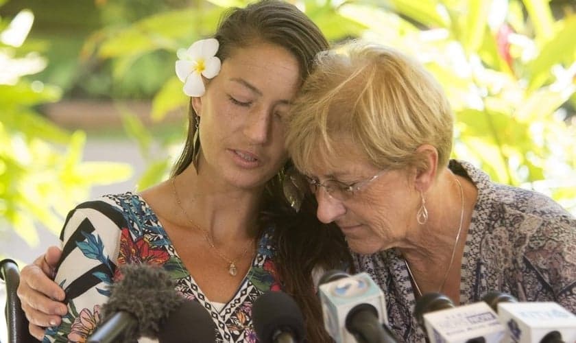 Amanda Eller, ao lado de sua mãe Julia Eller, antes de uma entrevista coletiva sobre seu resgate. (Foto: Craig T. Kojima/Honolulu Star)