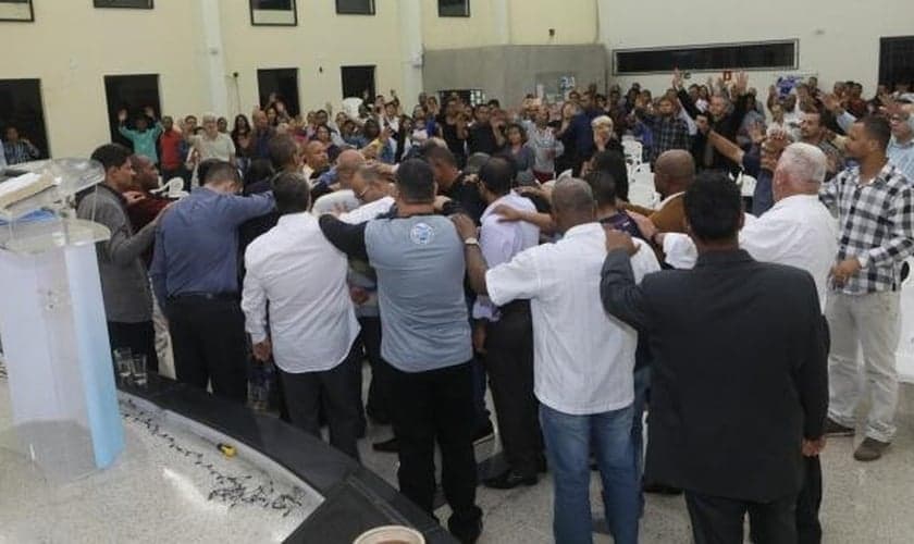 Pastores se unem em culto na Igreja de Paracatu onde fiéis foram assassinados recebe culto de oração. (Foto: Reprodução/Zé Luiz)