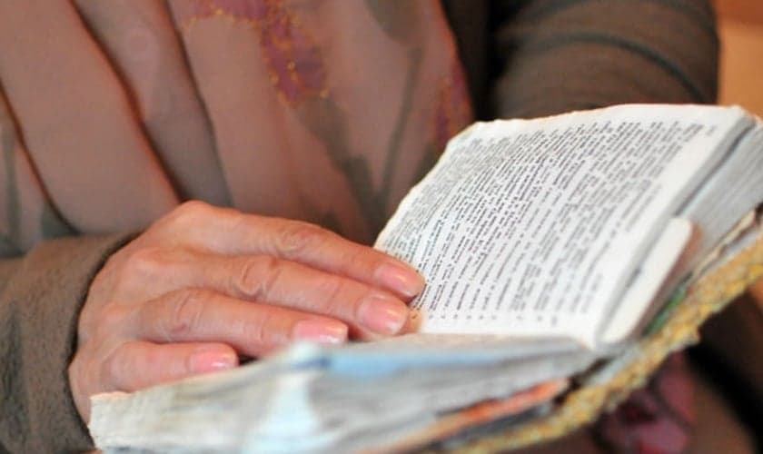 Cristã da Ásia Central lê sua Bíblia. (Foto: Portas Abertas)