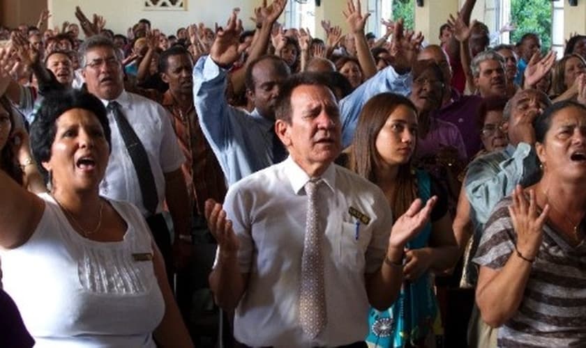 Evangélicos participam de culto em Cuba. (Foto: Jose Goitia/The New York Times)