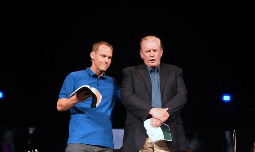 Presidente dos EUA, Donald Trump, recebe oração do pastor David Platt na McLean Bible Church na Virgínia. (Foto: AFP/Jim Watson)