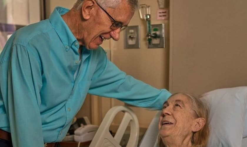 Frank Dewhurst visita Linda Nall após a cirurgia realizada no Houston Methodist Hospital. (Foto: Reprodução/Instagram)