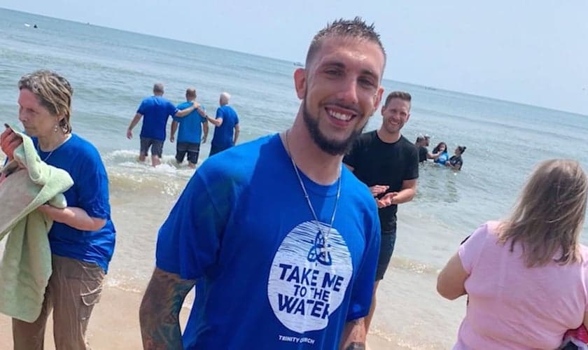 Jacob Palmer foi evangelizado ao tentar pular da ponte e foi batizado. (Foto: CBN News)