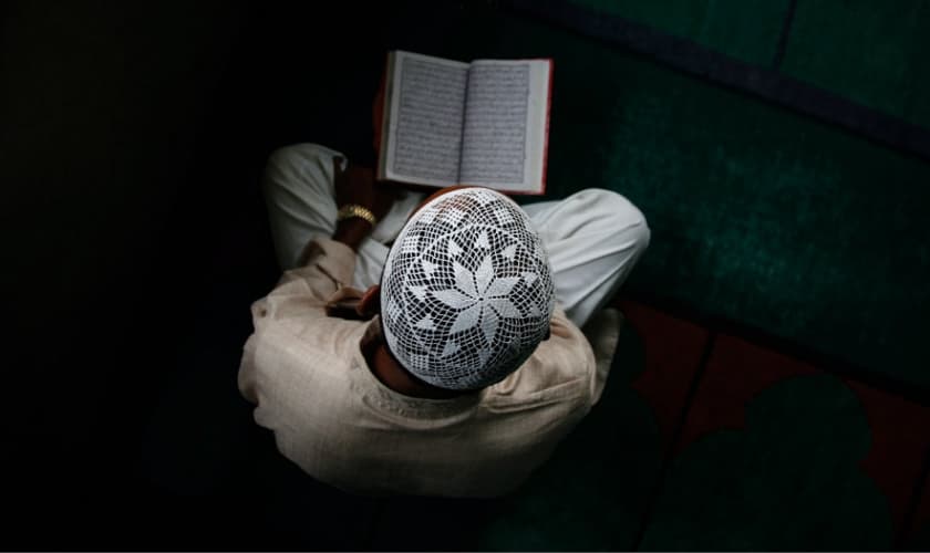 Imagem ilustrativa. Muçulmano segurando o Alcorão, livro sagrado do Islã. (Foto: Narendra Shresthaepa/EPA)