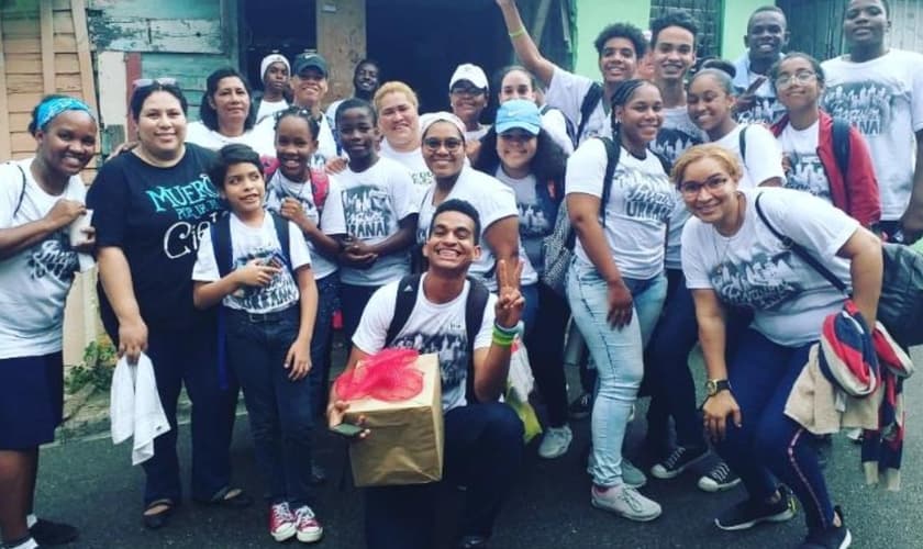 Cristãos compartilham a mensagem da Palavra de Deus nas ruas de Santo Domingo. (Foto: Reprodução/Meso America)