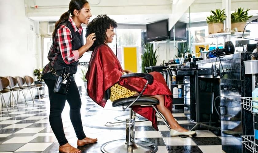 Dicas para acertar na escolha do salão de beleza. (Foto: Peathegee Inc/Getty Images)