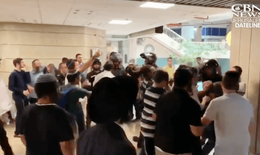 Manifestantes judeus hostilizaram crentes messiânicos na entrada de uma congregação em Jerusalém. (Foto: Reprodução/CBN News)