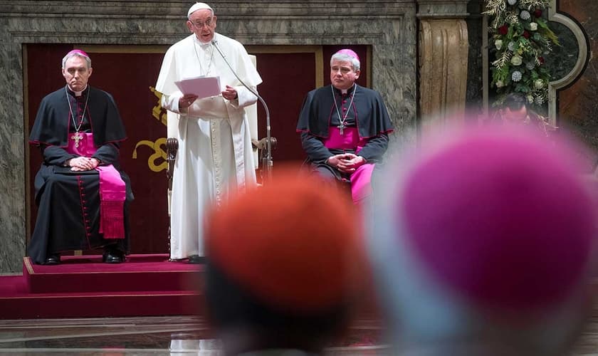 Papa Francisco fala em reunião anual com os principais funcionários da Cúria Romana e do Estado da Cidade do Vaticano. (Foto: CNS/Claudio Peri via Reuters)