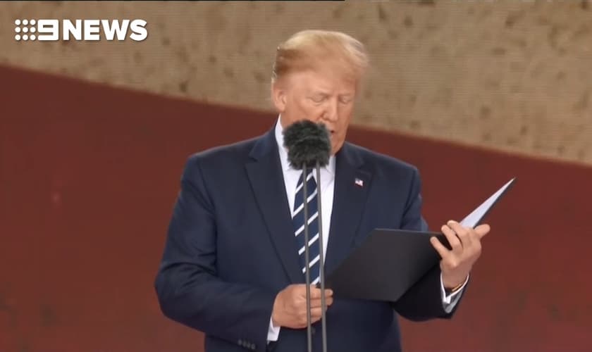 Em solenidade realizada em memória do Dia D, Donald Trump leu um trecho da oração histórica, feita pelo ex-presidente americano, Franklin Roosevelt, pouco antes dos soltados entrarem em combate contra os nazistas. (Foto: Reprodução/9 News)