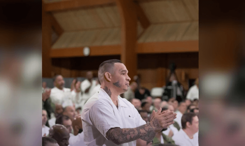 Prisioneiros se batizam em prisão. (Foto: Gateway Church TV / YouTube)