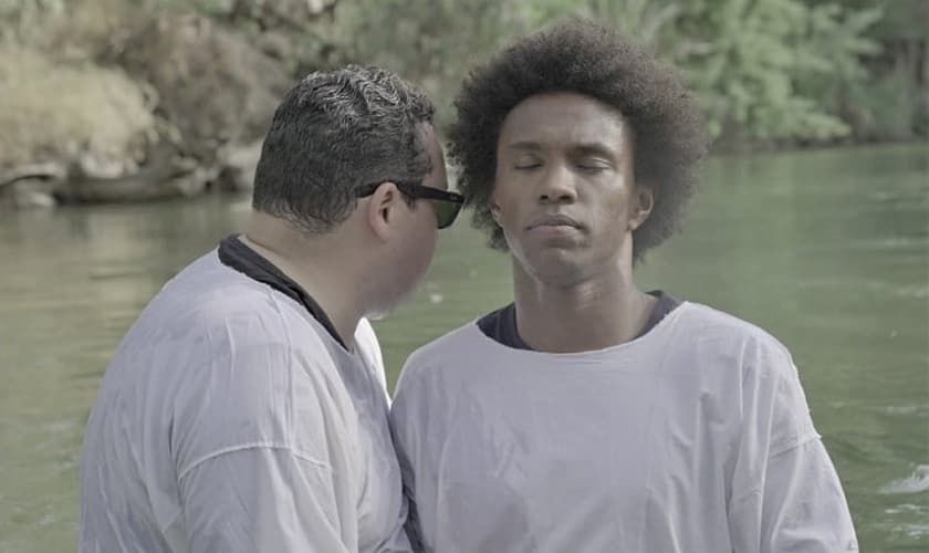 William sendo batizado nas águas do Rio Jordão. (Foto: Reprodução/Instagram)