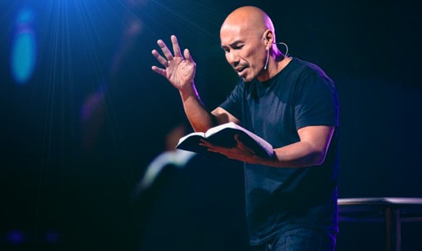 Francis Chan alertou sobre as divisões teológicas, calúnias e fofocas continuam dividindo o Corpo de Cristo. (Foto: Reprodução/Church Leaders)