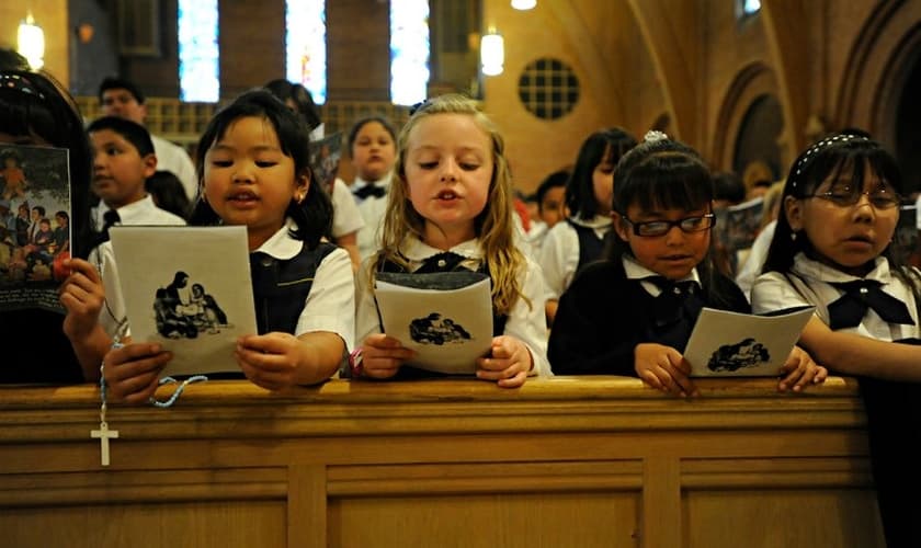 Escolas católicas na Austrália ensinam que Deus tem ‘gênero neutro’. (Foto: Reprodução/StoryFox)