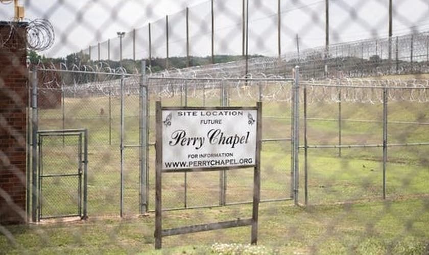 Placa na Perry Correctional Institution, designando a futura localização da Capela Perry. (Foto: Matt Burkhartt)