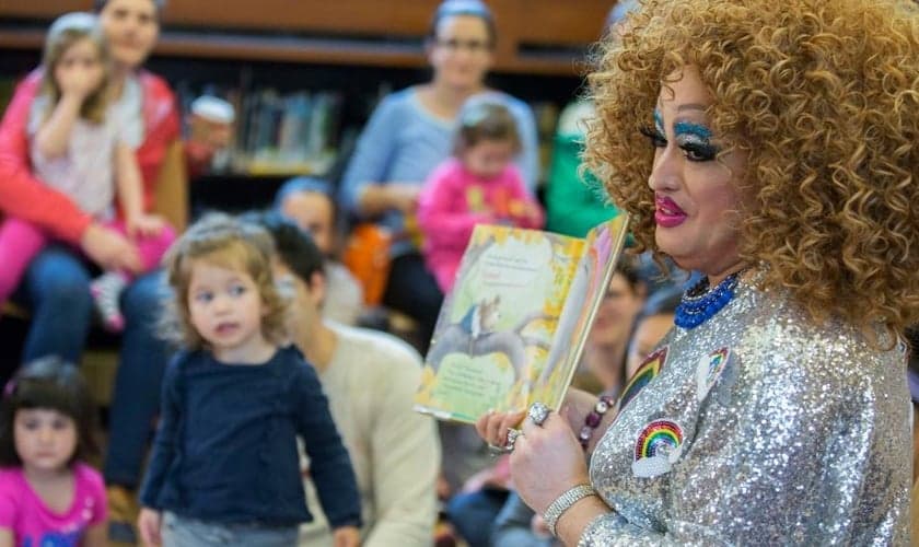 Transformista lê para as crianças durante Drag Queen Story Time na Biblioteca Pública do Brooklyn, em Nova York. (Foto: AP Photo)