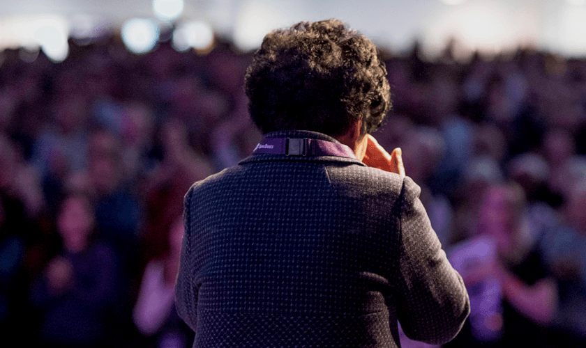 Mulher que viveu na Coreia do Norte conta seu testemunho em igreja. (Foto: Portas Abertas)