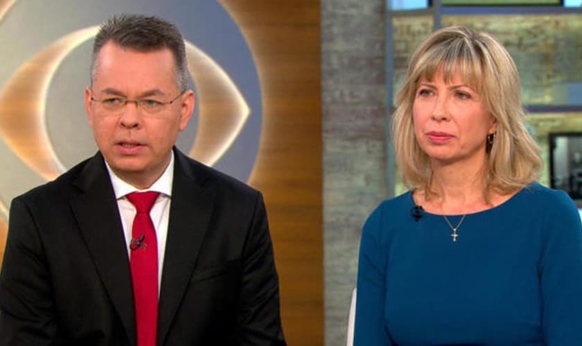 Pastor Andrew (esquerda) e sua esposa, Norine Brunson (direita) concedendo entrevista em uma emissora de televisão. (Imagem: CBS News)