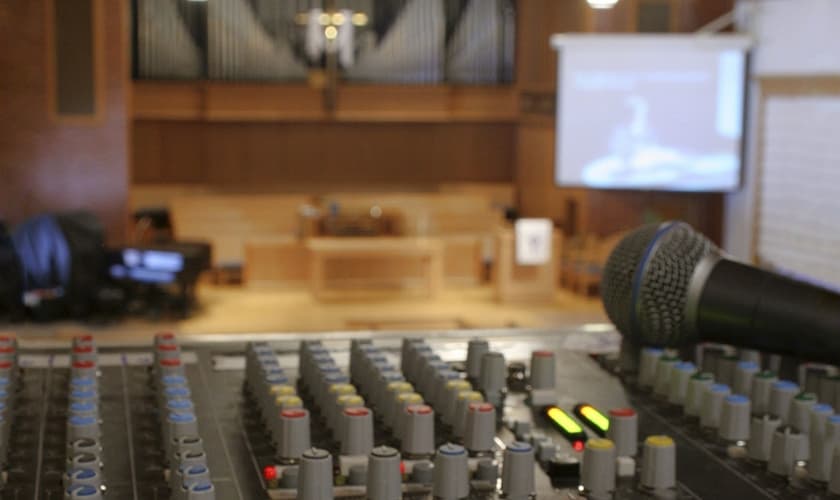 Imagem ilustrativa de aparelho de som em uma igreja. (Foto: Jeff Wilkinson)