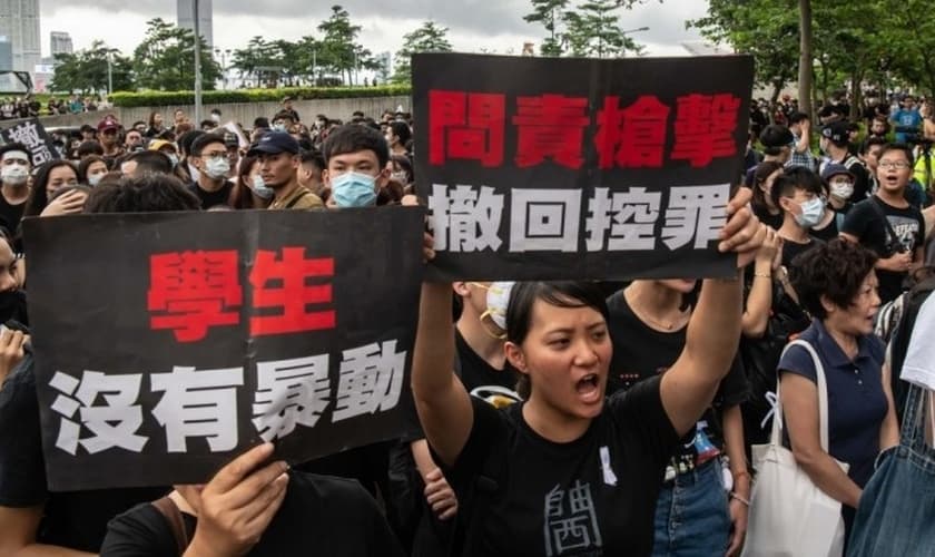 Manifestantes marcham após uma manifestação contra uma lei de extradição, em 17 de junho de 2019, em Hong Kong, China. (Foto: Billy H.C. Kwok/Getty Images)