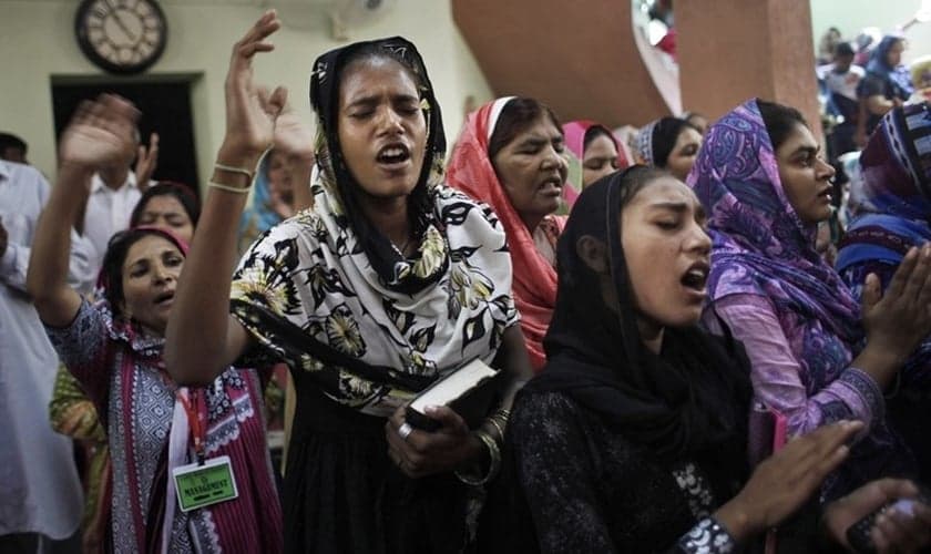 Cristãos adoram em uma igreja em Lahore, Paquistão. (Foto: Reprodução/Getty)