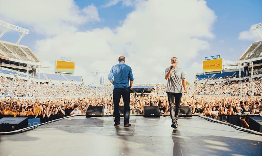 Pastores Lou Engle e Andy Byrd, da JOCUM, no The Send em Orlando, nos EUA. (Foto: The Send)