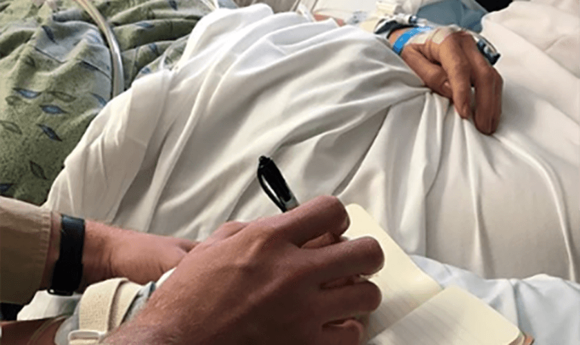 Quando Tina Hines voltou à vida, pediu papel e caneta e escreveu as palavras ‘é real’. (Foto: Reprodução/Instagram)