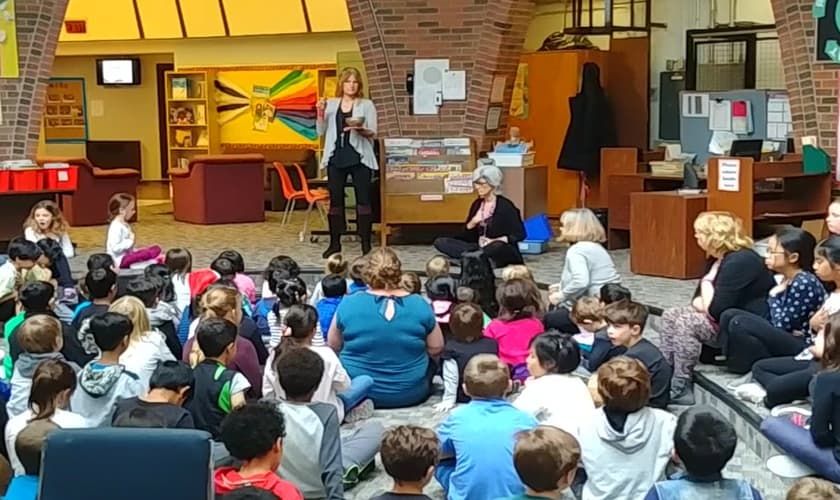 Crianças participam de atividade na escola pública Devonshire Community. (Foto: YouTube/Reprodução)