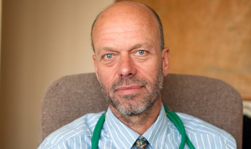O Dr. Richard Scott está sendo investigado por envolver sua fé cristã nas consultas com pacientes. (Foto: Will Wintercross)