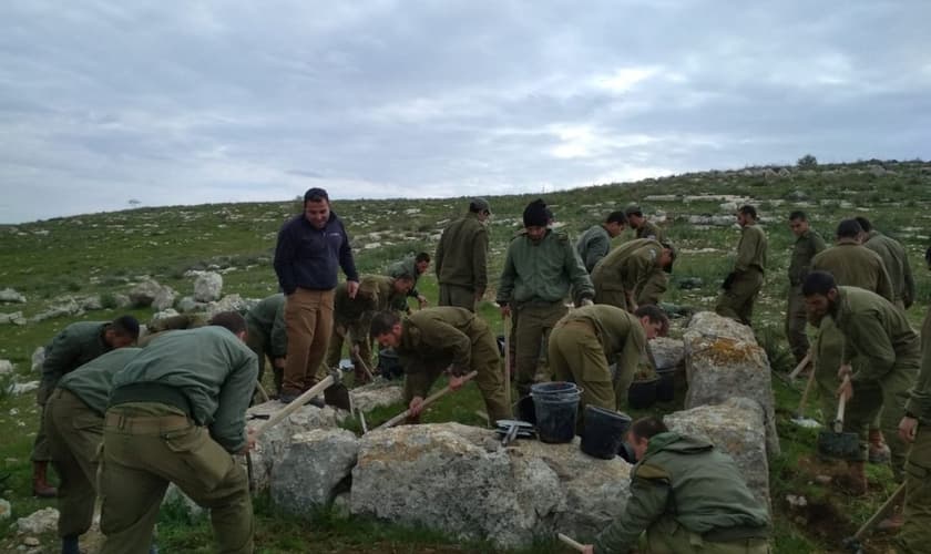 Paraquedistas trabalhando com arqueólogos, escavando uma torre de vigia de 2.800 anos. (Foto: Valdik Lifshitz)
