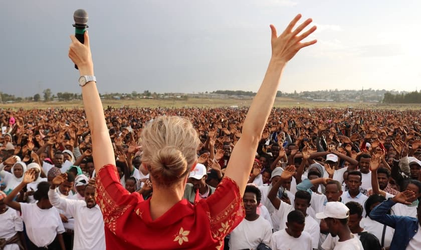 A evangelista Tamryn Klintworth é fundadora do ministério In His Name, que realiza cruzadas na África. (Foto: Reprodução/Facebook)