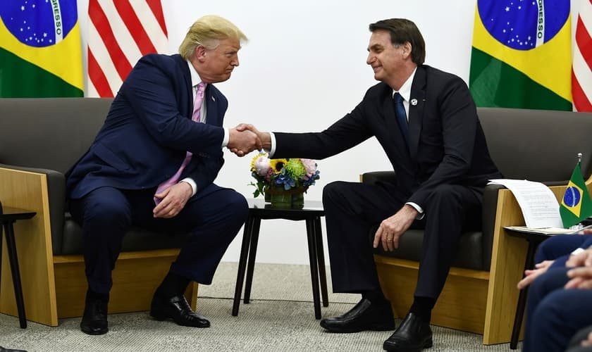 Presidente do Brasil, Jair Bolsonaro, e o presidente dos EUA, Donald Trump, durante reunião em Osaka, no Japão. (Foto: Brendan Smialowski/AFP)