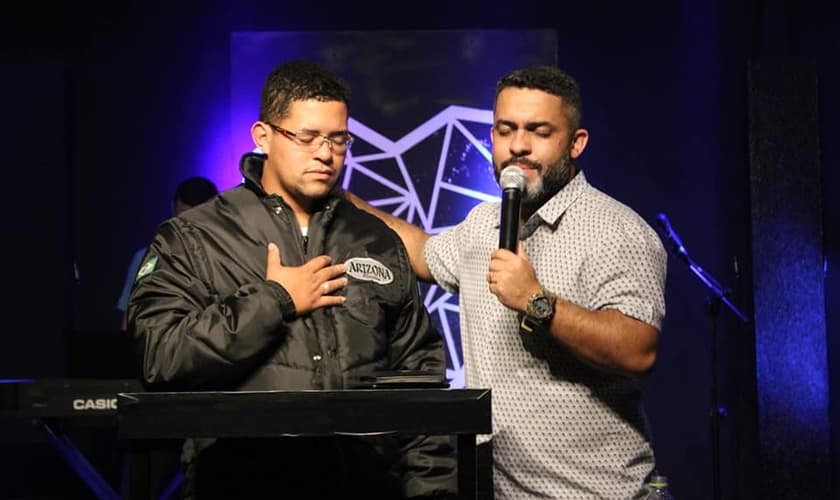 O motoboy Caíque Guilherme Santos recebeu uma oração do pastor da Igreja Metodista Wesleyana. (Foto: Facebook/Wesleyana SJC)