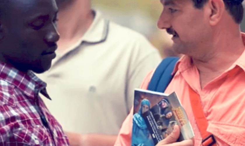 Operação Trânsito leva Bíblias para países onde nem sempre é possível sua entrada. (Foto: Reprodução/Sociedade Bíblica Espanhola)