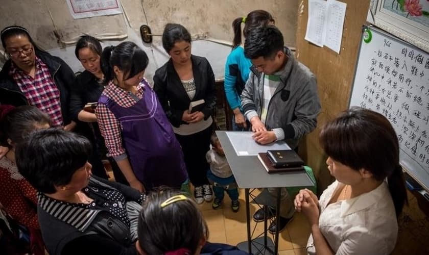 Cristãos chineses se reúnem para oração e adoração a Deus. (Foto: Reprodução/Reuters)