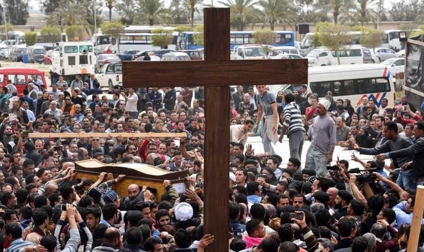 Multidão de cristãos coptas do Egito. (Foto: Reprodução/Getty)