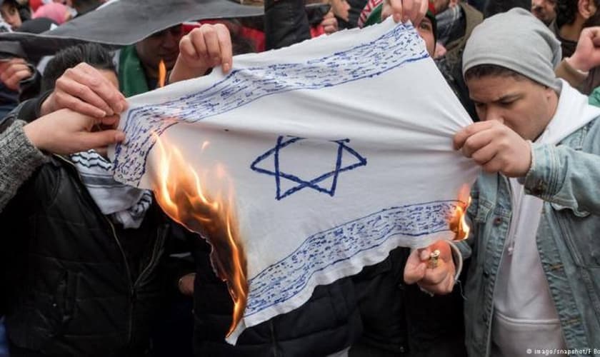 Representação da bandeira de Israel é queimada por antissemitas. (Foto: Reprodução/Snapchat)