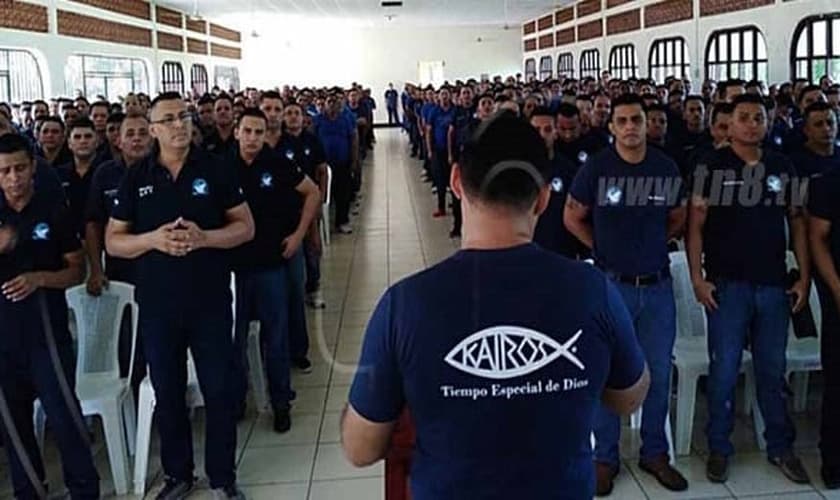 Reunião realizada pelo Ministério Kairós na prisão La Modelo. (Foto: Reprodução/TN8 TV/Joy News)