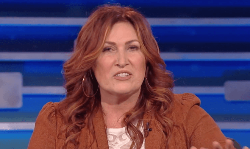 Jo Dee Messina em entrevista ao programa Mike Huckabee, em 2018. (Foto: Reprodução/YouTube)