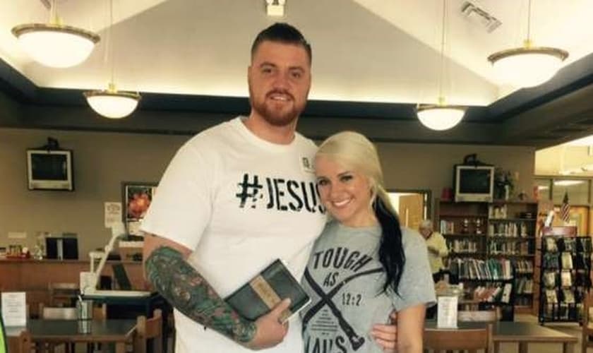 Caleb McCall e sua esposa, Kelsey (Foto: Facebook/Caleb McCall)