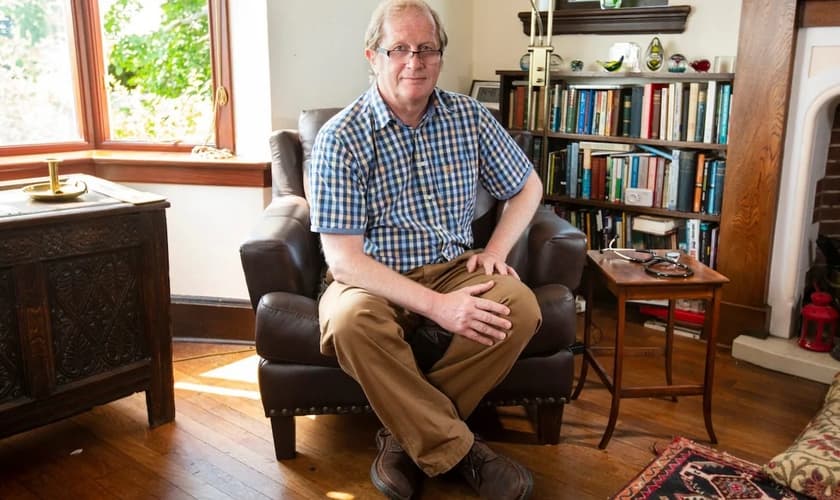 O doutor David Mackereth afirma que foi demitido como assessor de benefícios por causa de suas crenças religiosas. (Foto: Reprodução/Andrew Fox)