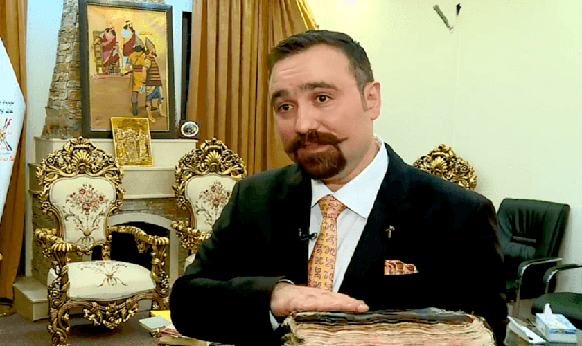 Ano Jawhar Abdulmasih Abdoka prestou juramento sobre Bíblia queimada pelo Estado Islâmico no Parlamento da Região do Curdistão. (Foto: Reprodução/Rudaw)