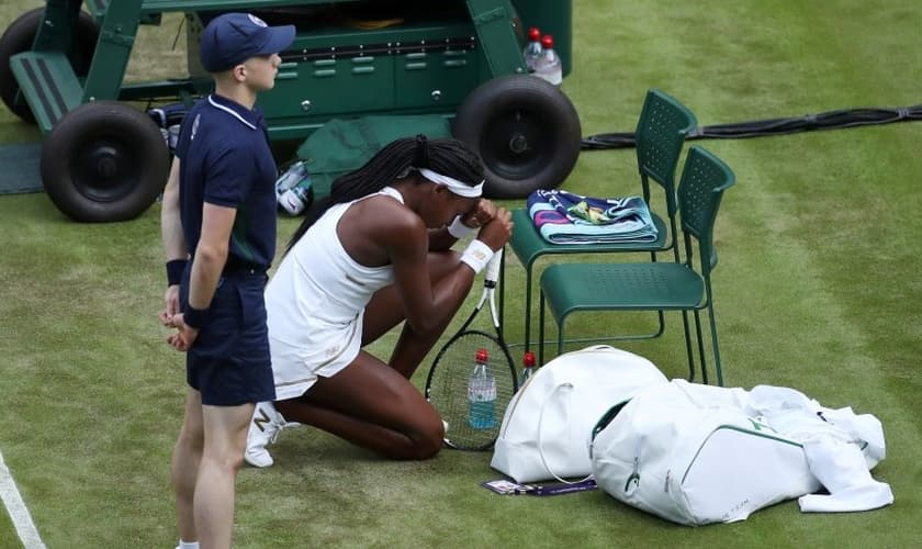 Tenista Coco Gauff, de 15 anos, agradece a Deus após fim de jogo. (Foto: Carl Recine/Reuters)