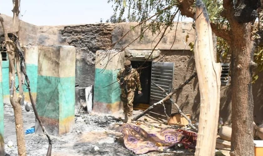 Casas destruídas no Mali por extremistas islâmicos. (Foto: Reprodução/Middle East Eye)