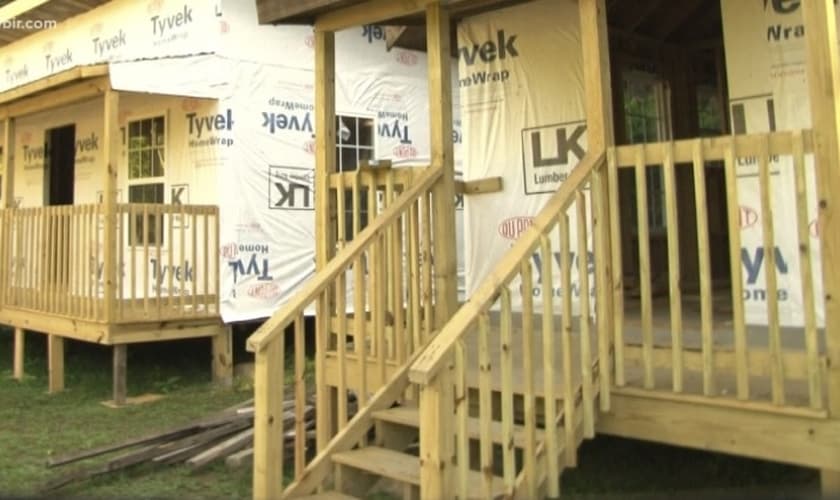 Pequenas casas construídas pela Crossroads Community Baptist Church, em McCreary, no Kentucky. (Foto: Reprodução/WBIR)