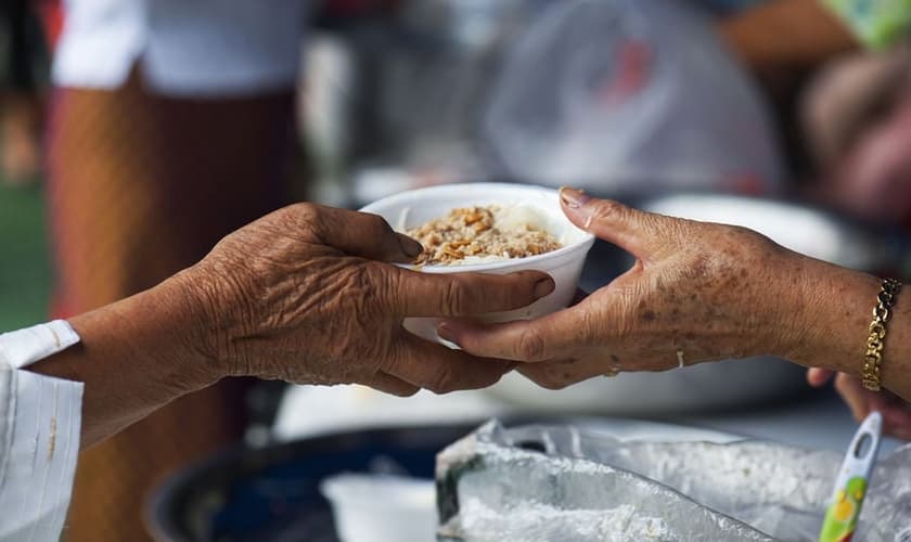 Estudo diz que organizações missionárias mais novas focam mais na ação social do que evangelismo. (Foto: iStock)