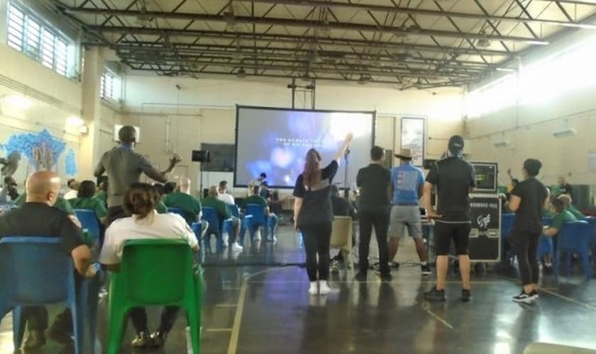 Presos participam do "Hope Event", realizado na Rikers Island, em Nova York. (Foto: Reprodução/Bolsa de Prisão)