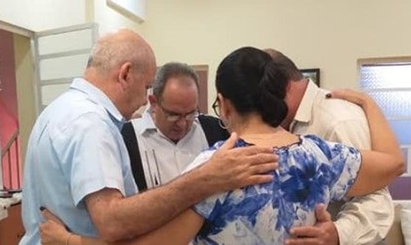 Líderes da Aliança Evangélica Cubana reuniram-se em oração, três foram impedidos de viajar. (Foto: Reprodução/CSW)